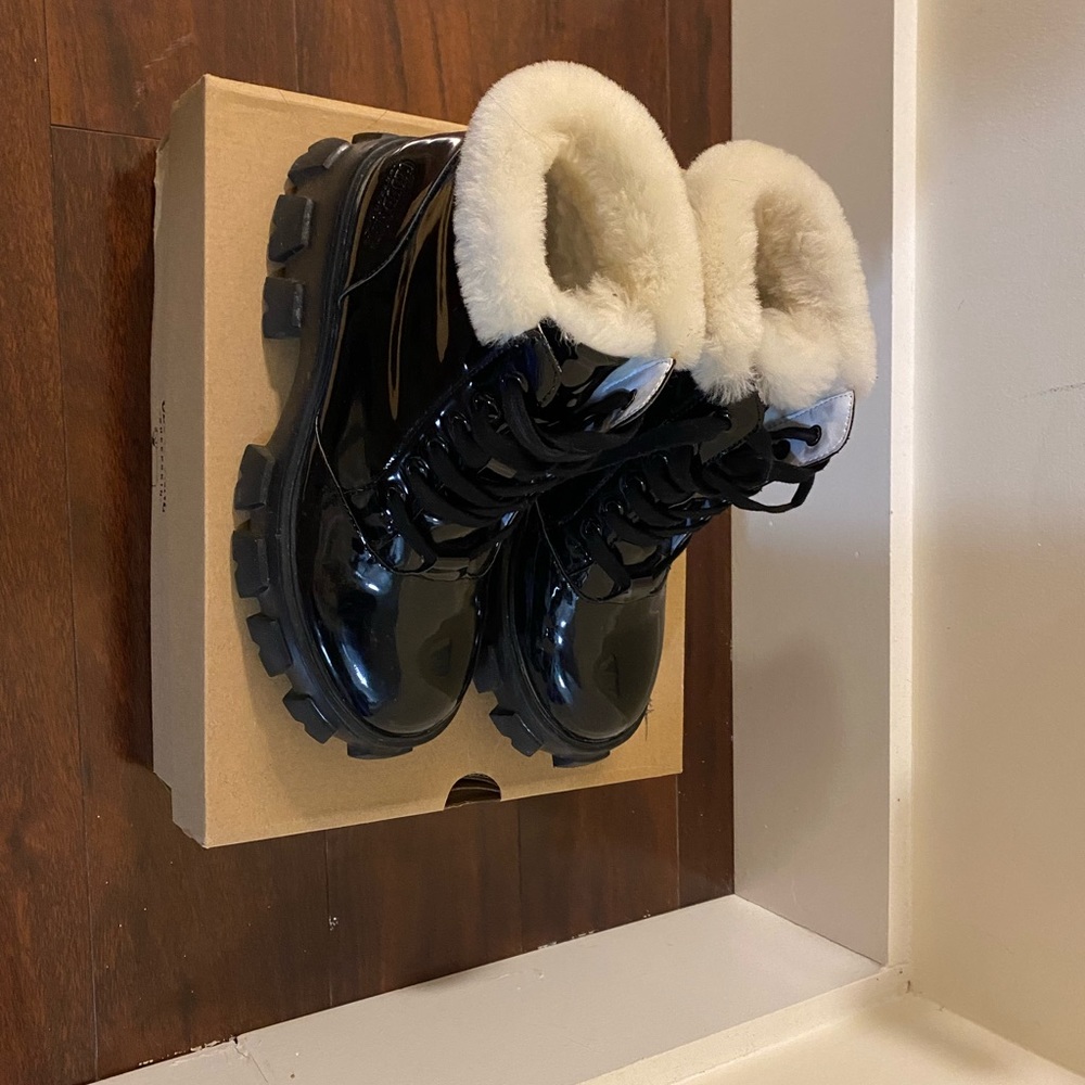 Cloud Nine Furry Winter Boot. Size 8